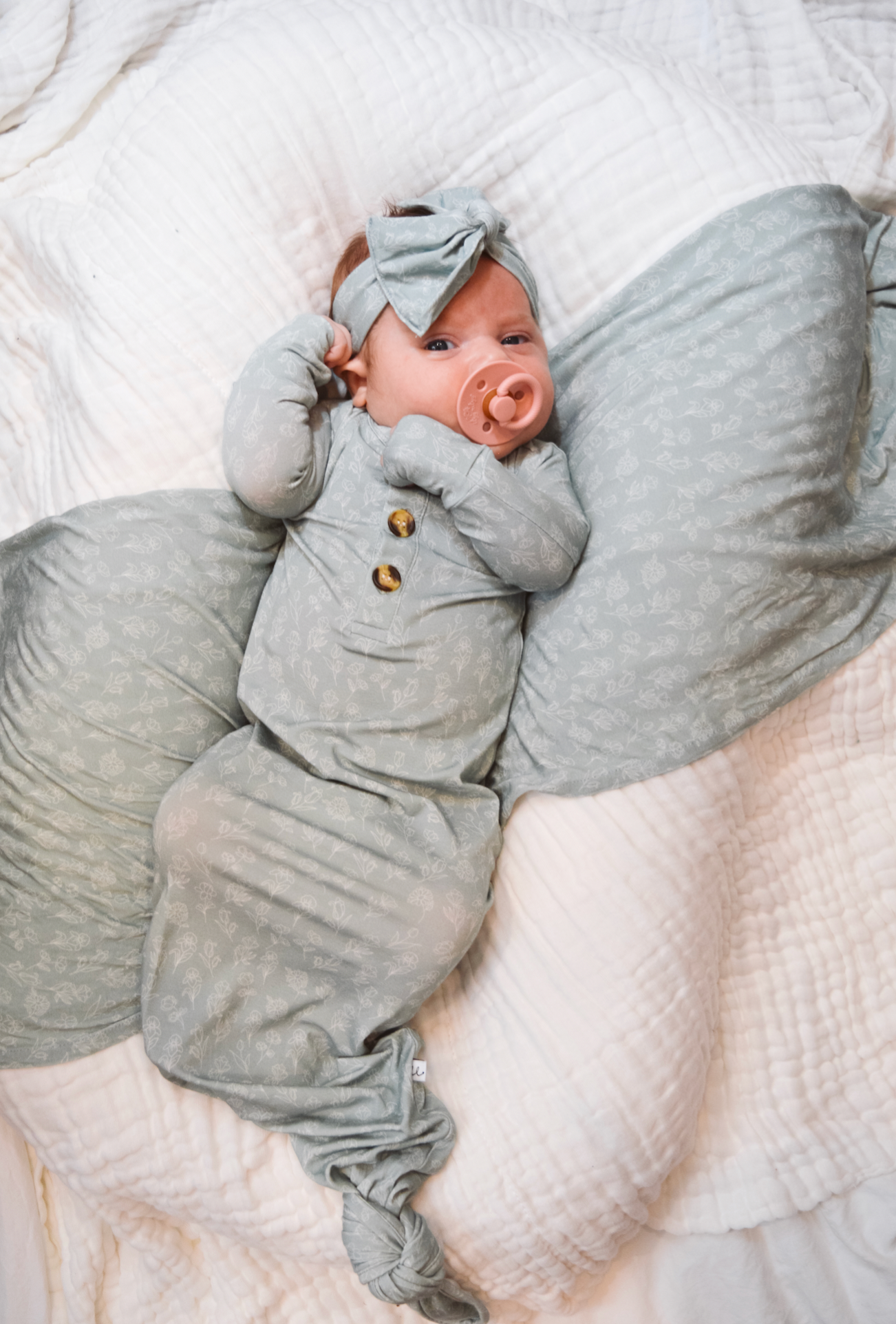 Lennon Jade Welcome Baby Bundle Set: Blanket, Headband, Knotted Gown
